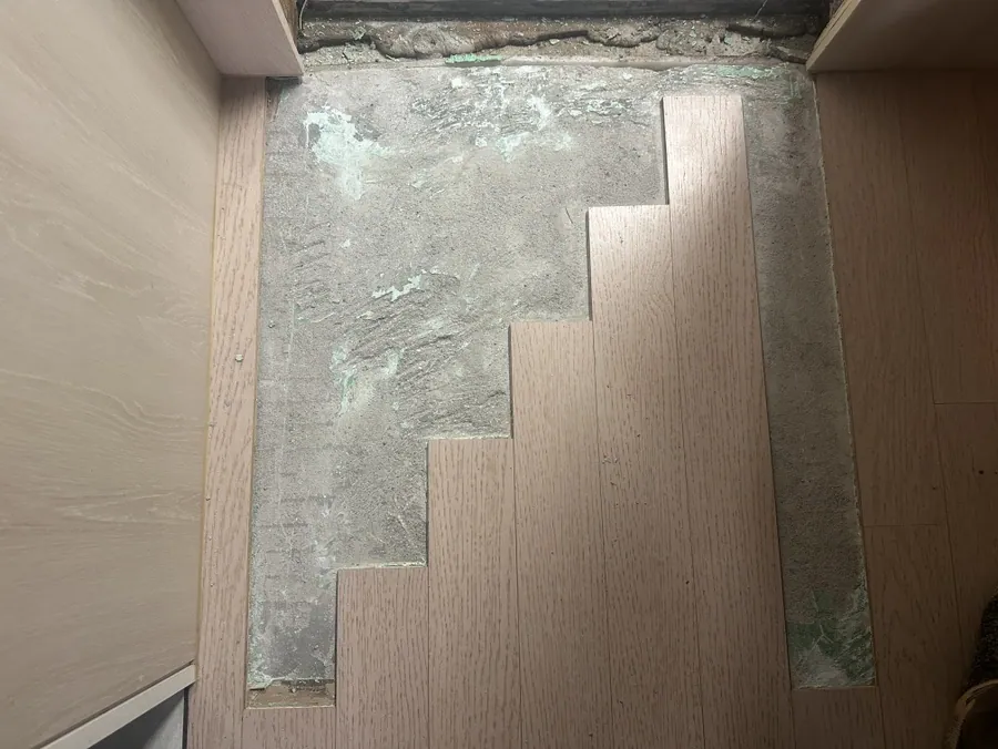 화장실 문지방 수리 작업 과정 사진