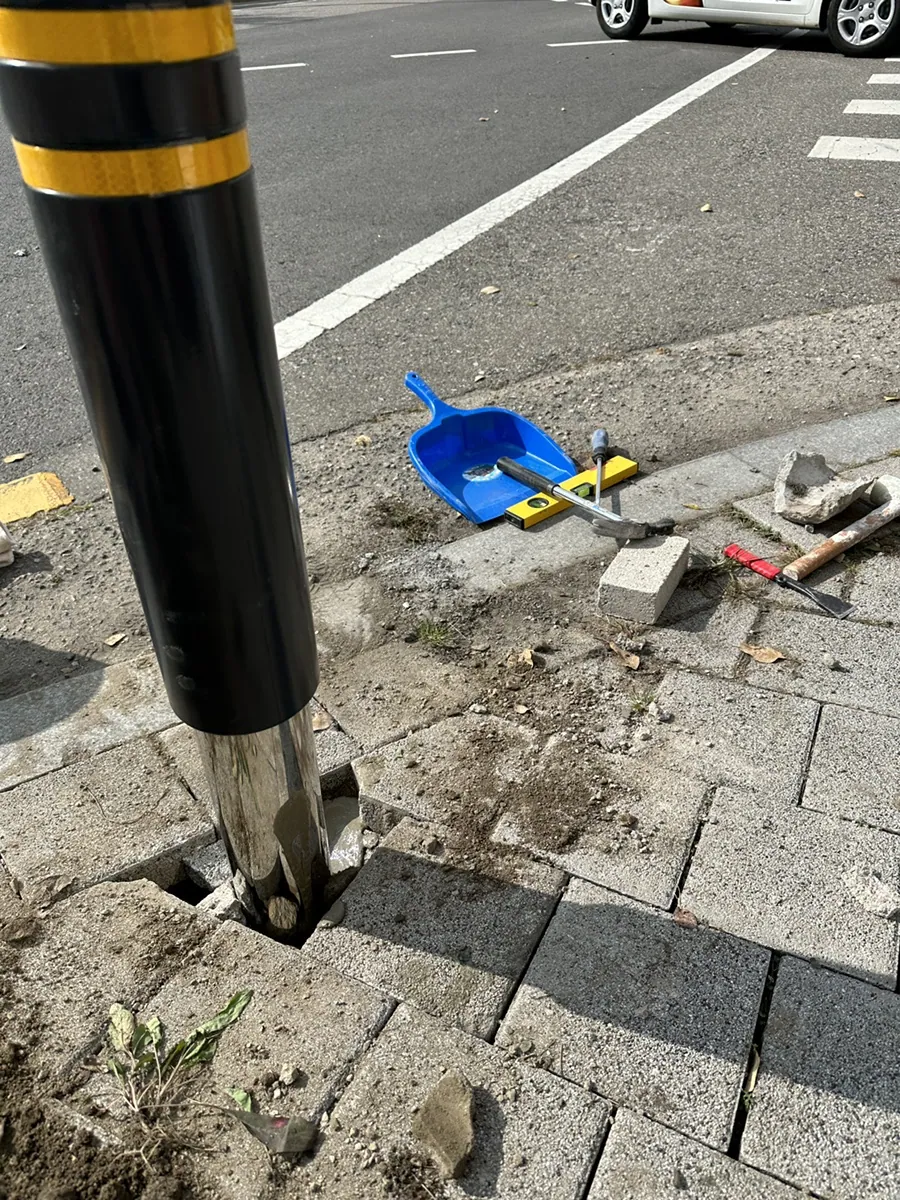 볼라드 반사경 설치 작업 과정 사진